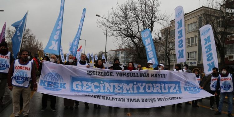 Memur ve emekli geçinebilmek için ek iş yapıyor: İnşaat ustalığı, garsonluk, çiftçilik…