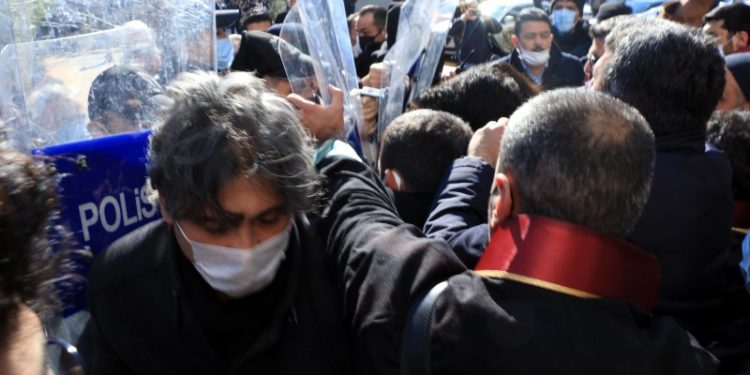 Mersin’de avukatlara polis şiddeti