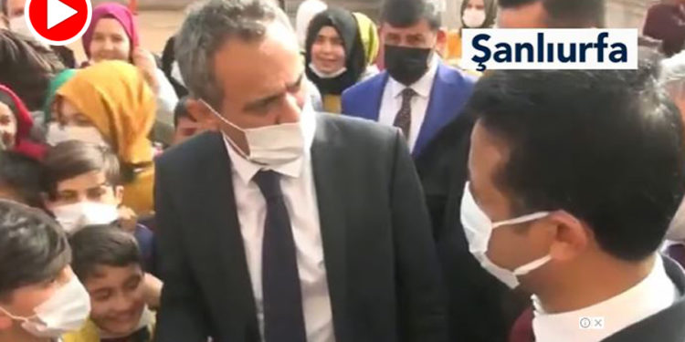 Milli Eğitim Bakanı, okul müdürünü öğrencilerin içinde azarladı: Siz ne biçim adamsınız ya!