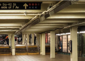 New York metrosunda raylara itilen kadın hayatını kaybetti!