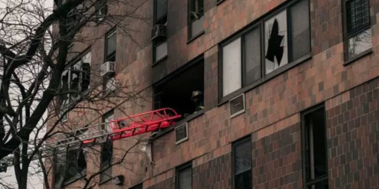 New York'taki yangında 9'u çocuk en az 19 kişi hayatını kaybetti