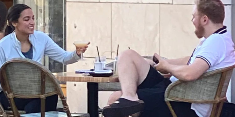 Ocasio-Cortez'den Cumhuriyetçilere tepki: Cinsel memnuniyetsizliğinizi sevgilimin ayağından çıkarmayın