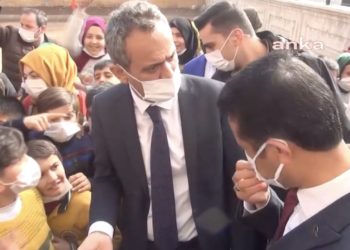 Okulu müdürünü azarlayan Bakan Özer: Görüntüyü cımbızlayarak servis etmişler