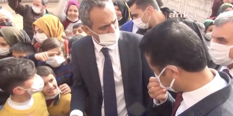 Okulu müdürünü azarlayan Bakan Özer: Görüntüyü cımbızlayarak servis etmişler