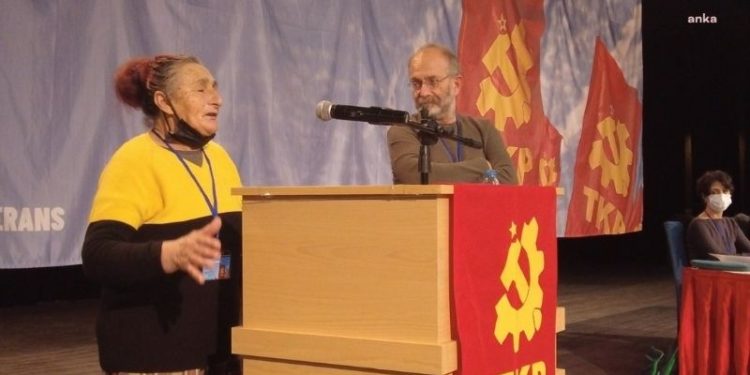 Olağanüstü TKP Konferansı'na 'muhalif teyze' Zehra Canan da katıldı