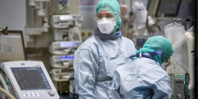 Omicron kaynaklı personel eksikliği; California'da Covid olan asemptomatik sağlık çalışanları doğrudan işe dönebilecek