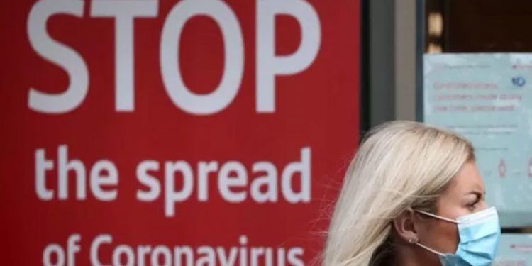 Omicron varyantı: İngiltere'deki kapsamlı araştırmaya katılan ve varyantın görüldüğü kişilerin üçte ikisi daha önce Covid geçirdiğini söyledi