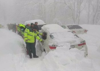 Pakistan'da 23 kişi donarak öldü