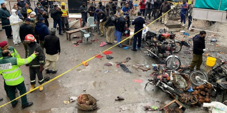 Pakistan'da bombalı saldırı: En az iki kişi yaşamını yitirdi; 26 yaralı var