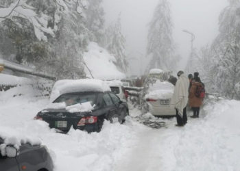 Pakistan'da yoğun kar yağışı nedeniyle arabasında mahsur kalan 21 kişi hayatını kaybetti