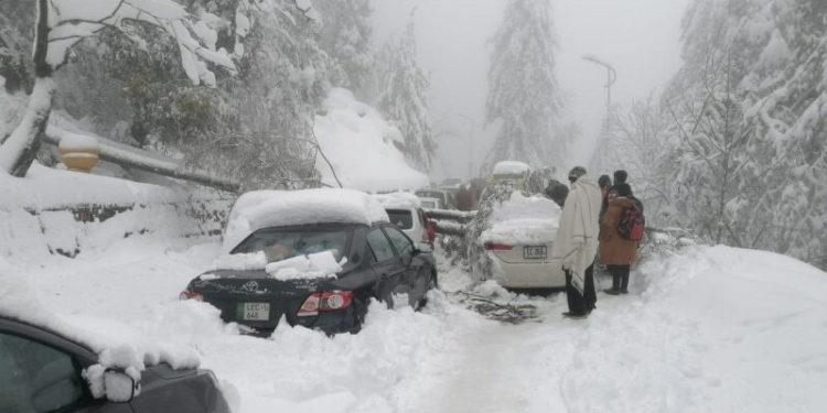 Pakistan'da yoğun kar yağışı nedeniyle arabasında mahsur kalan 21 kişi hayatını kaybetti