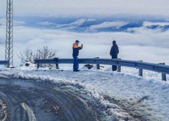 Pakistan'da yoğun kar yağışında araçlarında mahsur kalan en az 16 kişi donarak öldü