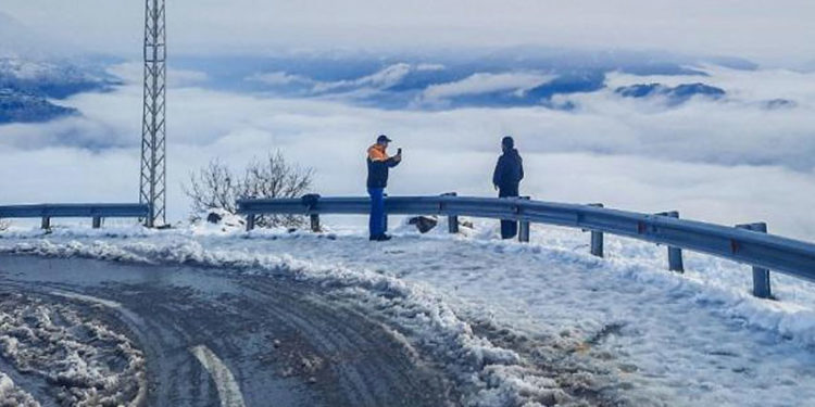 Pakistan'da yoğun kar yağışında araçlarında mahsur kalan en az 16 kişi donarak öldü