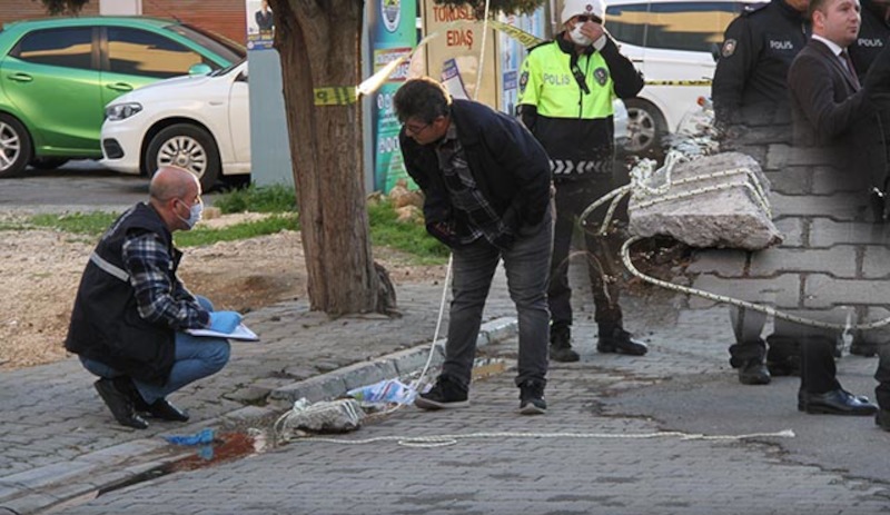 Pankartın bağlı olduğu taşın kafasına düştüğü kadın öldü