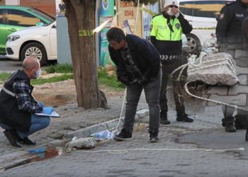 Pankartın bağlı olduğu taşın kafasına düştüğü kadın öldü