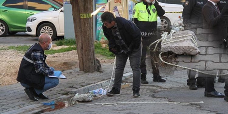 Pankartın bağlı olduğu taşın kafasına düştüğü kadın öldü