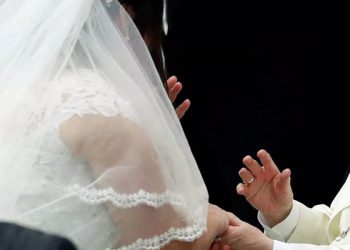 Papa Francis'ten eşcinsel çocuğu olan ailelere: Asla ayıplamayın