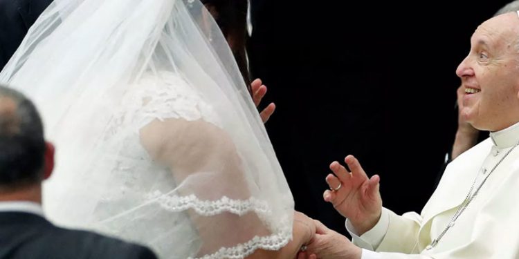 Papa Francis'ten eşcinsel çocuğu olan ailelere: Asla ayıplamayın