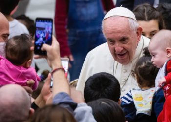 Papa'dan çocuk sahibi olmak yerine evcil hayvan edinenlere 'bencillik' suçlaması