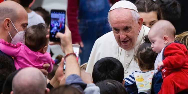 Papa'dan çocuk sahibi olmak yerine evcil hayvan edinenlere 'bencillik' suçlaması