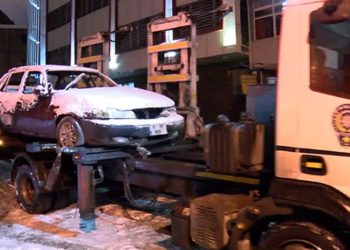 Park halinde yanan otomobilde ceset bulundu