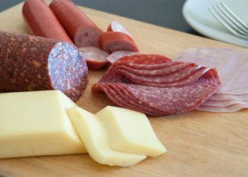 Piyasaya at ve eşek etinden sucuk, eritilmiş çikolata sürüldü