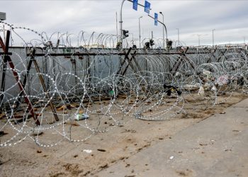 Polonya, göçmen krizi yaşanan Belarus sınırına duvar örmeye başladı