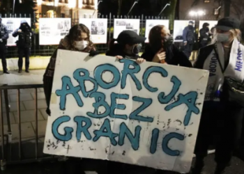 Polonya'da kadınlar, doktorların kürtajı reddetmesiyle yaşanan ölümün ardından sokağa çıktı