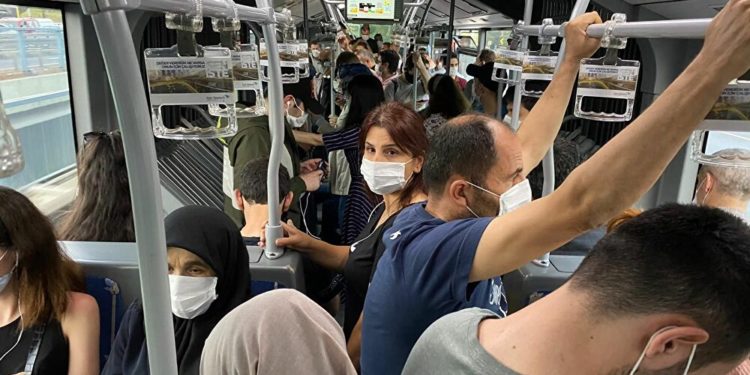 Prof. Dr. Şener'den "rehavet" uyarısı: Vaka sayıları sadece Omicron varyantı değil, Delta ve Delta Plus olgularında da bir artış var