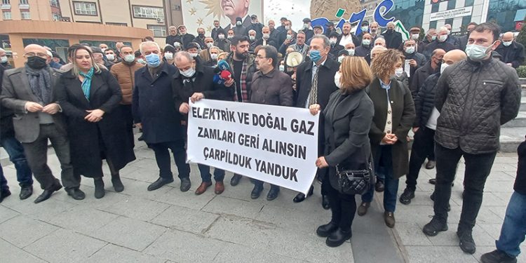 Rize'de elektrik ve doğalgaz zammı protestosu: 'Zamlar geri alınsın; çarpilduk, yanduk'