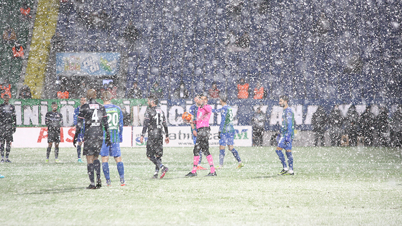 Rizespor-Antalyaspor maçı, yoğun kar yağışı nedeniyle ertelendi