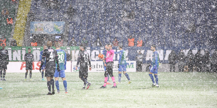 Rizespor-Antalyaspor maçı, yoğun kar yağışı nedeniyle ertelendi