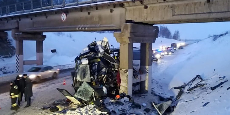 Rusya'da yolcu otobüsü, üstgeçit sütununa çarptı: 5 ölü, 21 yaralı