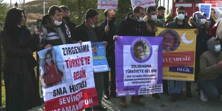 SMA'lı çocukların aileleri eylem yaptı: Milletvekillerinden birinin çocuğu olsaydı ilaçlar gelmişti