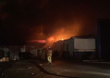 Sancaktepe'de geri dönüşüm deposunda yangın