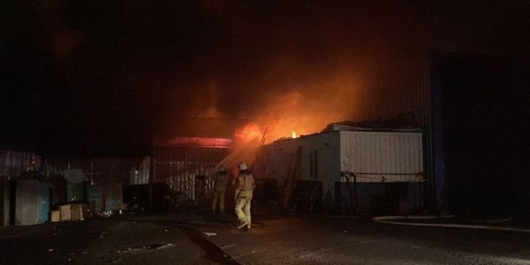 Sancaktepe'de geri dönüşüm deposunda yangın