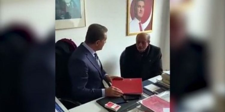 Sarıgül, il ve ilçe başkanlarını azarlamaya devam ediyor