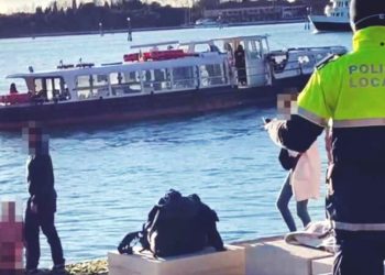 Savaş anıtı üzerinde üstsüz güneşlenen turist şehirden kovuldu