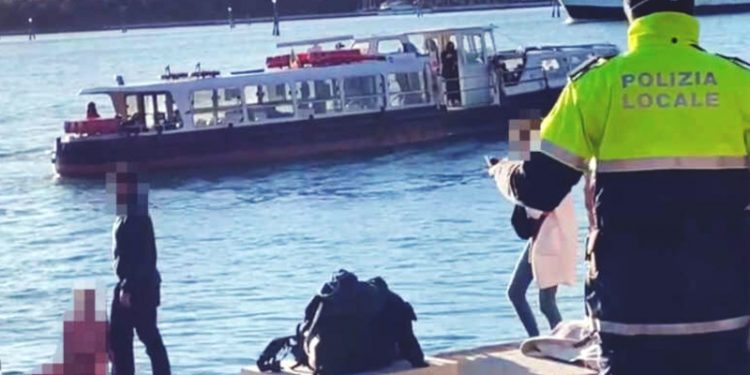 Savaş anıtı üzerinde üstsüz güneşlenen turist şehirden kovuldu