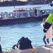 Savaş anıtı üzerinde üstsüz güneşlenen turist şehirden kovuldu