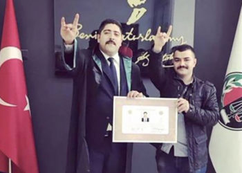 Sedef Kabaş’ı tutuklayan hâkimden ‘bozkurt’ işareti