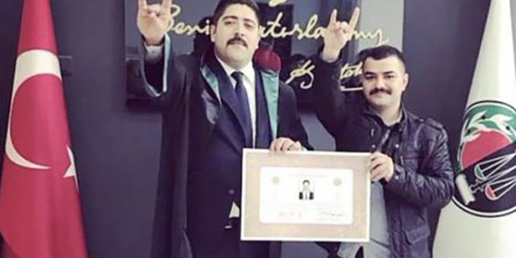 Sedef Kabaş’ı tutuklayan hâkimden ‘bozkurt’ işareti