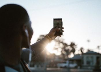 Selfie’lerini satışa çıkardı, 1 milyon dolar kripto para kazandı