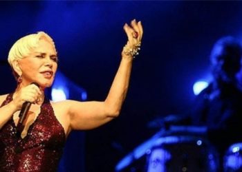 Sevenleri Sezen Aksu'nun şiirini dünya dillerine çevirdi