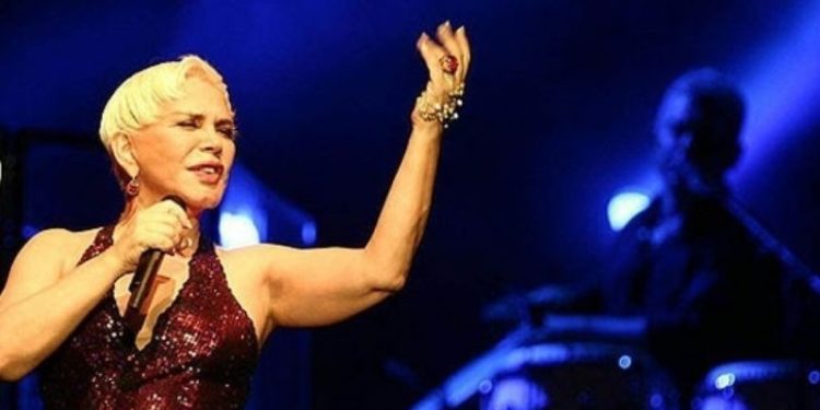 Sevenleri Sezen Aksu'nun şiirini dünya dillerine çevirdi