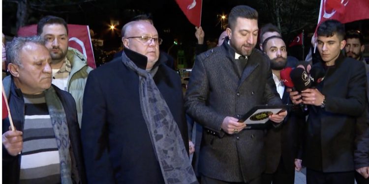 Sezen Aksu’nun evinin önünde açıklama yapılmasına izin verilmedi