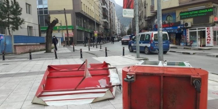 Simit satarken otomobil çarpan seyyar satıcı hayatını kaybetti