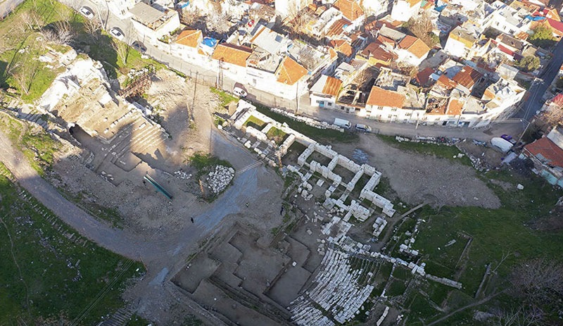 Smyrna Tiyatrosu'ndaki tuvaletin ardından antik geçit bulundu