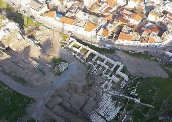 Smyrna Tiyatrosu'ndaki tuvaletin ardından antik geçit bulundu