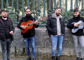 Sokak müzisyenleri: İstiklal Caddesi'nde Kürtçe müzik susturulmak isteniyor